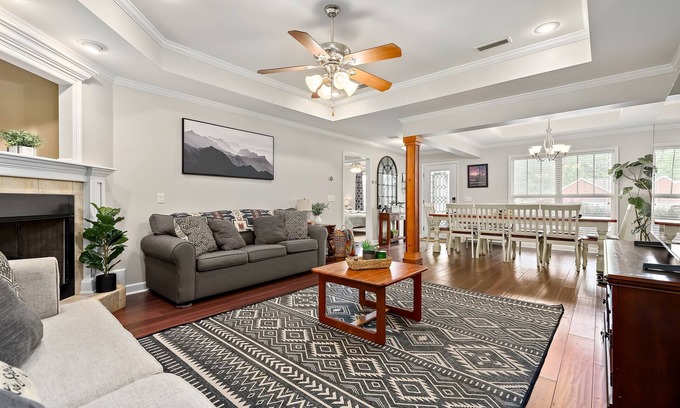 Enterprise House | Sleeps 10 I Pet-friendly I Mins to Novosel