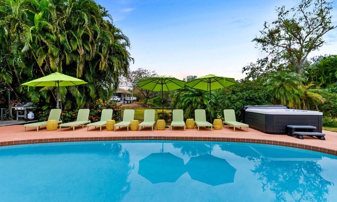 Largo House | Sleeps 12~Heated Pool~Pickleball~Hot Tub~Fire Pit