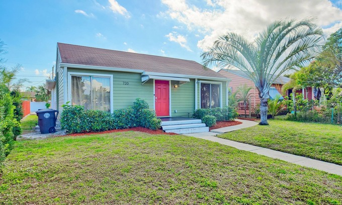 Southwest House | Sleeps 12 - House + Guest Apt - Plenty of parking