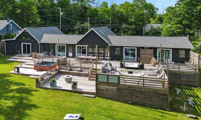 Henryville House | Sleeps 14! Game Room, Hot Tub, Firepit, Near Camelback & Great Wolf Lodge