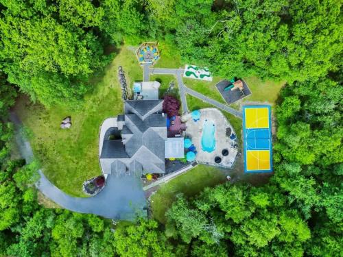 Reeders House | Sleeps 14 Pool Hot Tub Sauna Pickleball Arcade