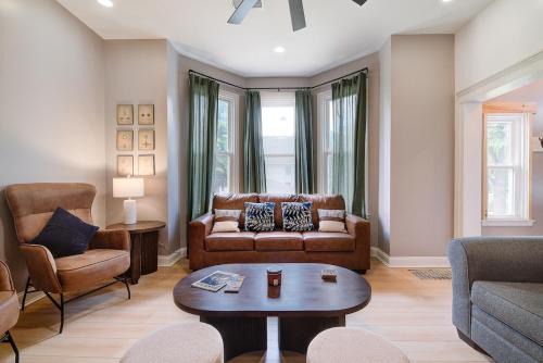 Brewers Hill House | Sleeps 16 Near Fiserv Hot Tub Arcade Theater