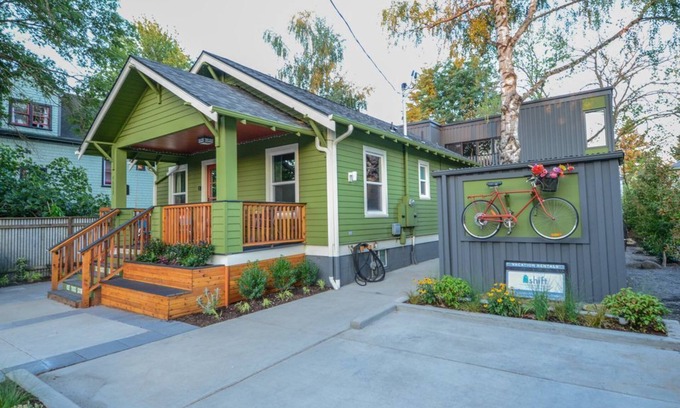 Mississippi District House | Sleeps 20 people - amazing architecture and location.
