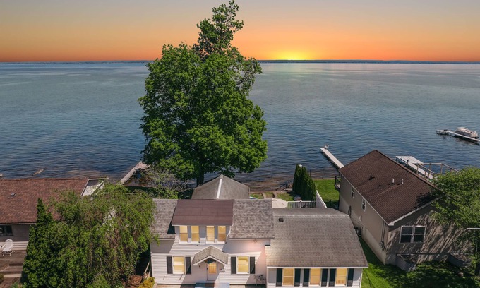 Durhamville House | Sleeps10 Lakefront Retreat: Fire Pit & Near Casin