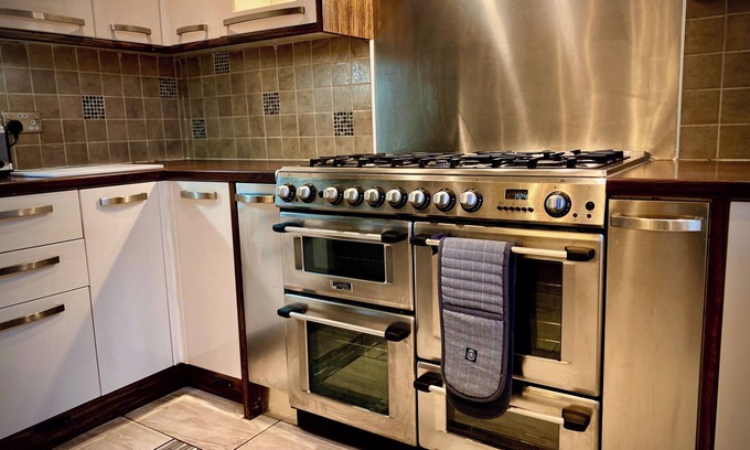 Blackpool House | Sleeps10-Parking-Garden-HotTub-PetFriendly