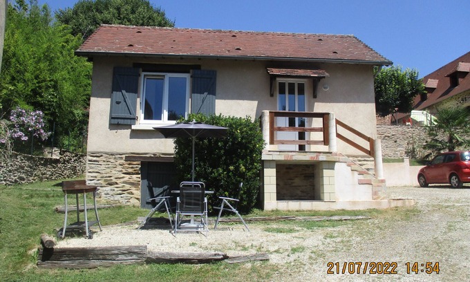 Jumilhac-le-Grand Cabin | Small comfortable pavilion near the castle and the village