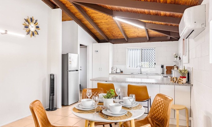 Crestmead House | Small Groups & Families! Stylish 3Beds near mall