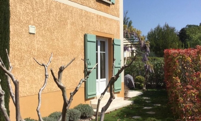 Loriol-du-Comtat House | Small provencal country house in quiet residence