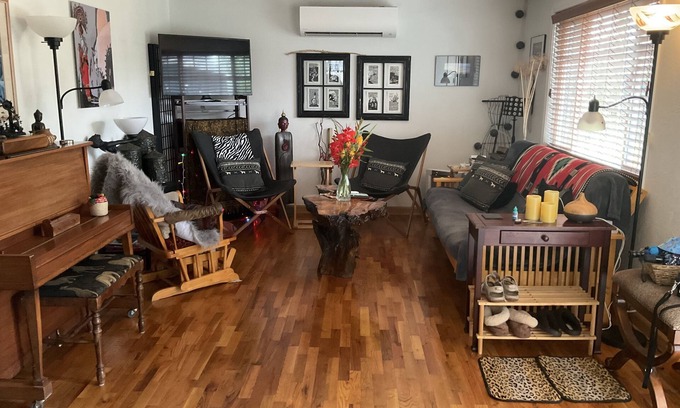 Talent House | Small Town Feel. Sweet cozy home and lovely backyard Min 29 day stay.