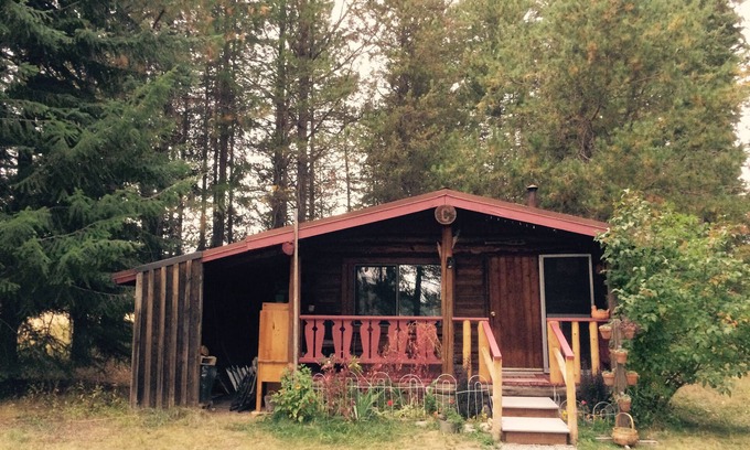 Bonners Ferry Cabin | Small Vintage cabin, river/lakes/mountains! Hi-speed WiFi, Smart TV, pet fee