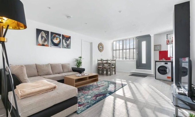 Woking Apartment | Smart 1 Bedroom Apartment in Central Woking