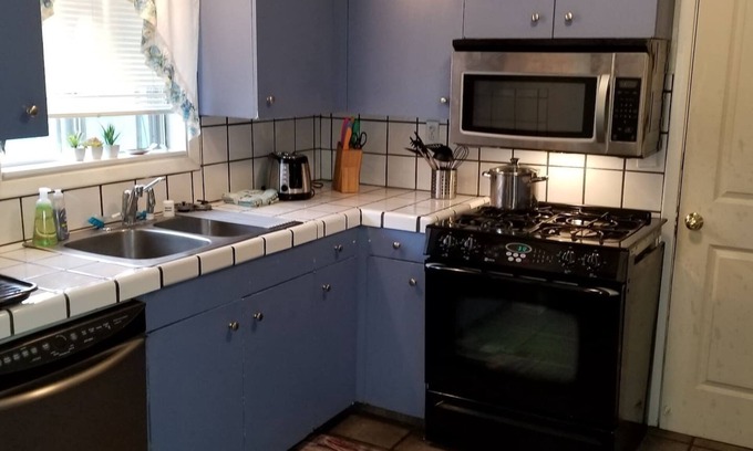 Klamath Falls House | Smarthouse ❤️2 Kings + Queen | BBQ Gas Firepit Patio Chairs |Pet Friendly Huge