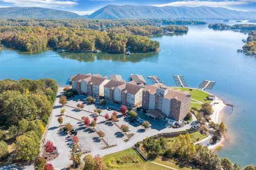 Huddleston Apartment | Smith Mountain Lake Retreat with Resort Amenities!