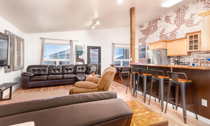 Valdez House | Snow Capital Suite - Sauna - Heated Garage