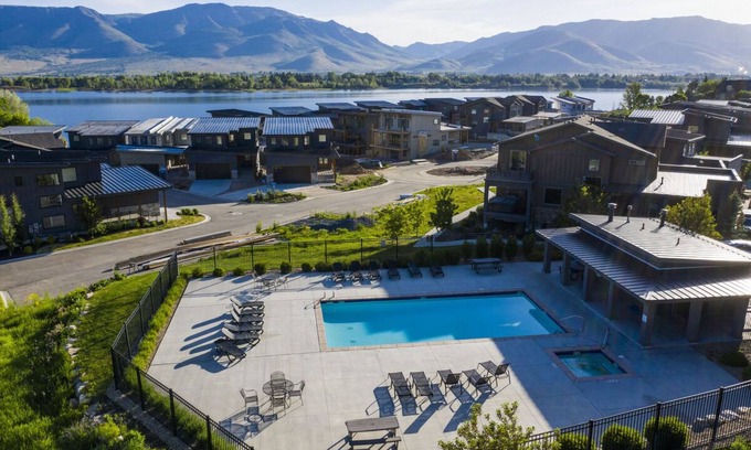 Huntsville House | Snowbasin Lodging with Private Hot Tub EW1