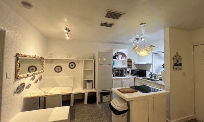 Madeira Beach Apartment | Snowbirds welcome 5min walk to the beach