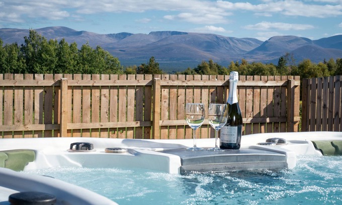 Aviemore Ski Chalet | Snowmass Lodge - Aviemore family lodge with hot tub