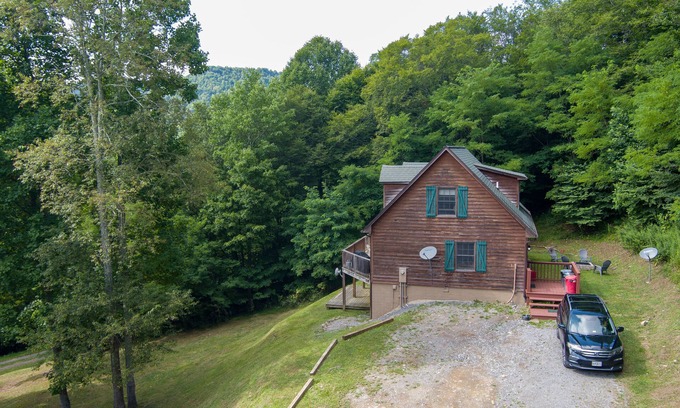 Slaty Fork House | SNOWSHOE, WV Convenient, Affordable, Mtn Views, Pet Friendly