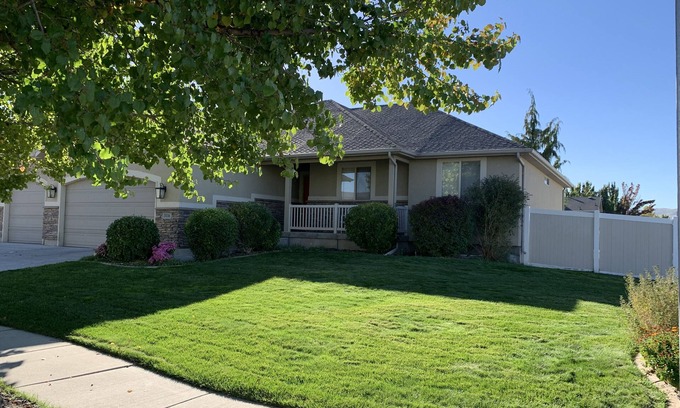 West Valley City House | Snug Home with fenced yard,10 min from the airportSLC, 20 min to most ski areas