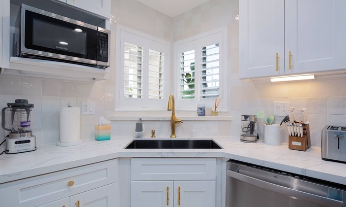 Midway City House | SoCal Beach Home near Disneyland