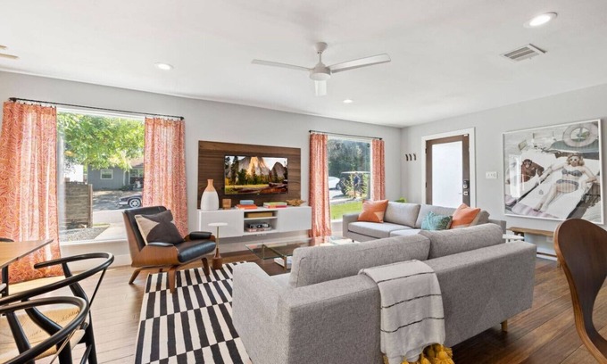 Galindo House | SoCo Groovy - Large Groups {New to Vrbo}
