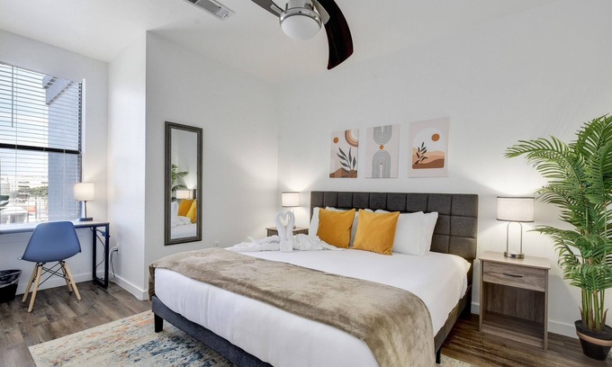 Bouldin Apartment | SoCo Riverside Retreat - Unbeatable Location! - Pool, Gym, Free Parking