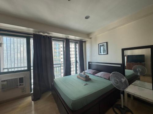 Highway Hills Apartment | SOHO Condotel EDSA Shaw near SM Megamall FREE Pool Access