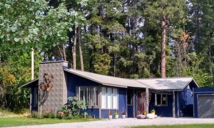 Woods Bay House | Solitude by Flathead Lake - two minutes from the beach
