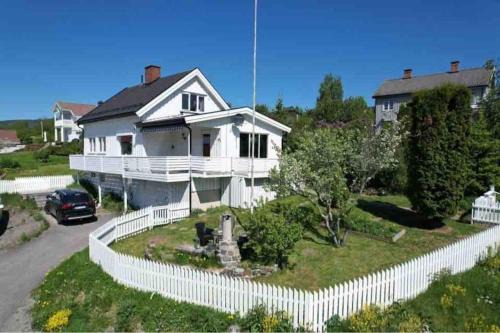 Lillehammer House | Solrikt og sentralt. Ta med både to og firbeinte