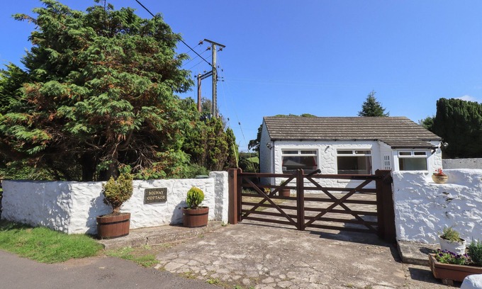 Cummertrees Cottage | SOLWAY COTTAGE, pet friendly, with a garden in Annan