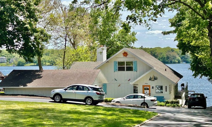 Delavan Lake House | Some Aug '26 Availability Breathtaking Waterfront home on WATER w/Private Pier