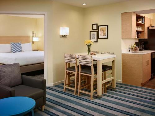 Somerset Hotel | Sonesta ES Suites Somerset