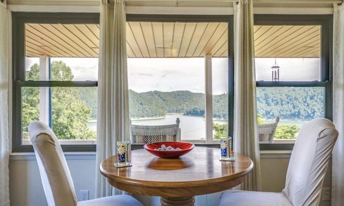 Sparta House | Songbird Manor (Panoramic Lake Views)