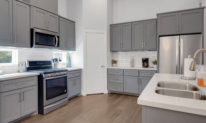 South Central Houston House | Sophisticated Urban Retreat With Skyline Views 3 Bedroom Home