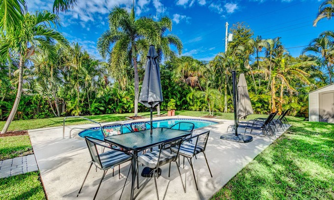 Southside House | SoSo Tropical Retreat- Private Pool, Walk to Water
