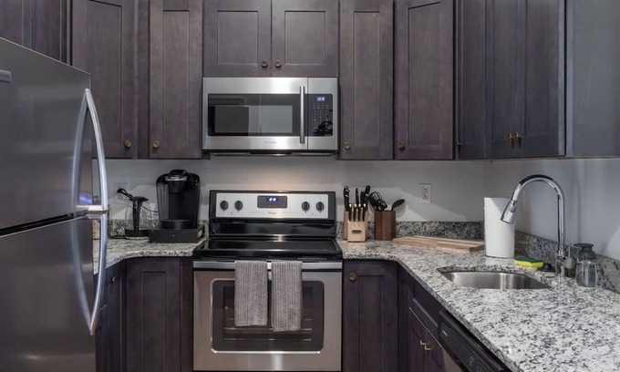 West Poplar Apartment | Sosuite 2BR Penthouse w W D Gym On-site Bar