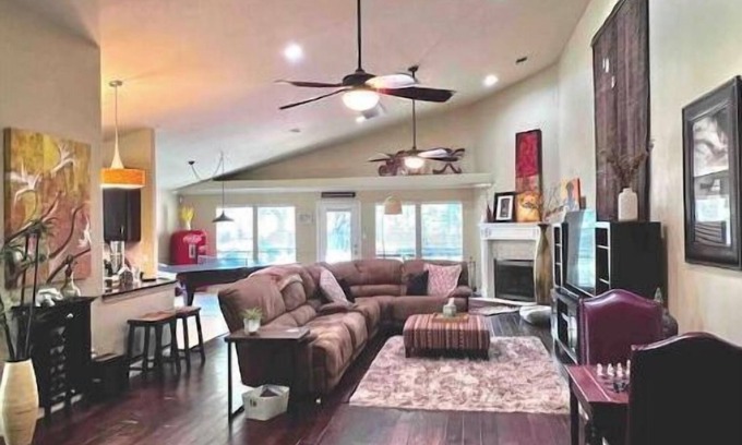 San Leanna Park House | South Austin gem - Kickback and relax!