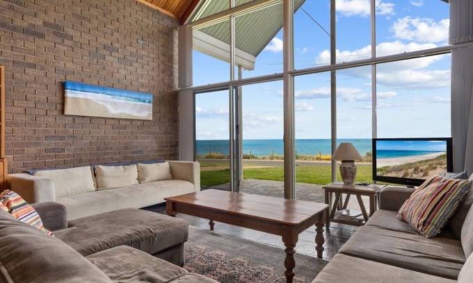 Carrickalinga House | South Beach House - 11 Gold Coast Drive