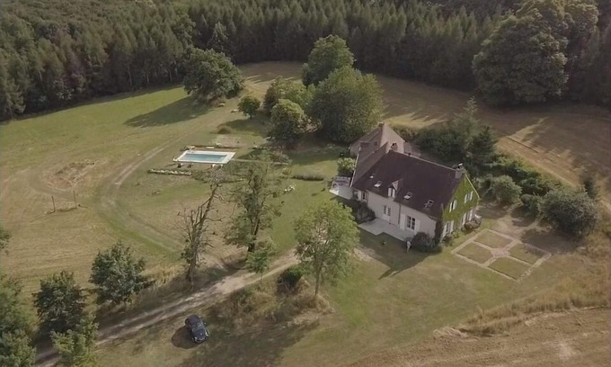 La Tagniere House | South Burgundy, swimming pool, sleeps 10 Nature, peace, views, culture