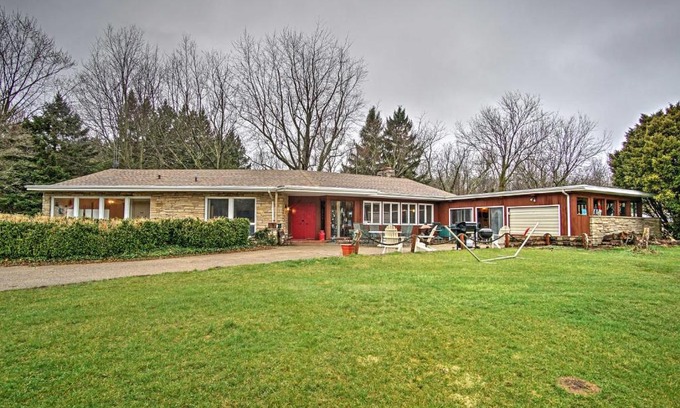 South Haven House | South Haven Home about 1 Mi to Lake Michigan!