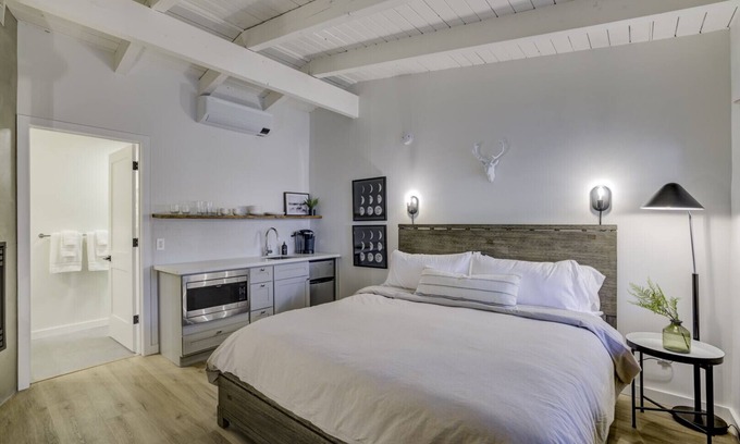 Lakeside Park Apartment | South Lake Chalet #7-New Boutique Suite-Minutes to Heavenly & Lake Tahoe