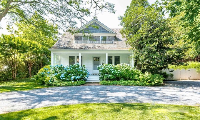 Egypt Lane Historic District House | South of the Highway East Hampton Village Traditional walk to everything