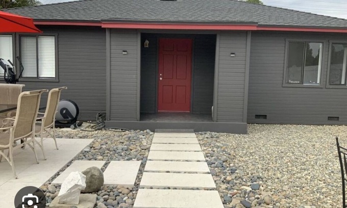 Woodland Hills House | South of Ventura 2 bed 1 bathroom