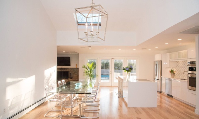 North Sea House | Southampton Private getaway. Private heated salt pool & beach-family fun.