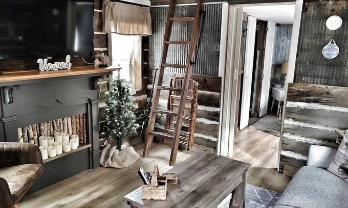 Springville Cabin | Southern Blooms! Porch Swinging, Pet-Friendly🐶, Tiny Home near Kentucky Lake!