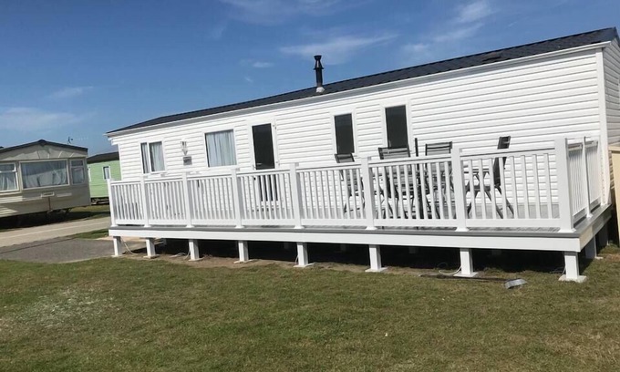 Camber House | SP77 8 Berth Caravan with Veranda - pets allowed