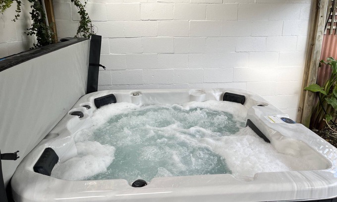 Petone House | Spa by the Sea -ideal for Family Holidays, Business Travel, or Away With Friends