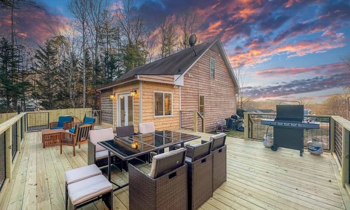 Fletcher House | Spa Lodge Sleeps 9 Sauna Hot Tub Mtn Views
