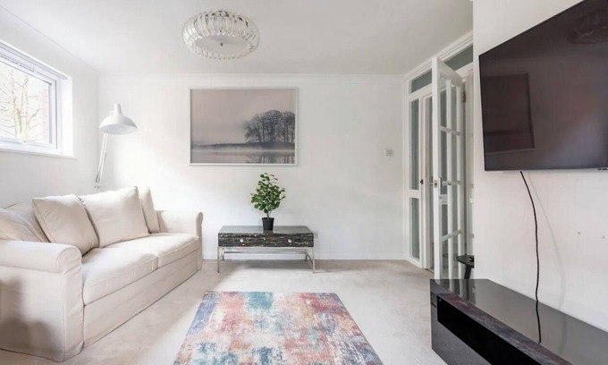 London Borough of Bromley Apartment | Spacious 1 bed apartment with parking & balcony!