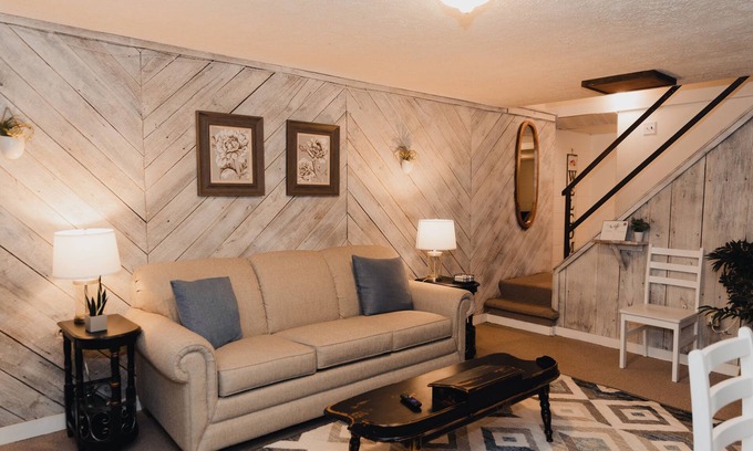 Forest Apartment | Spacious 1 BR Apt w/office+kitchen near Liberty and poplar